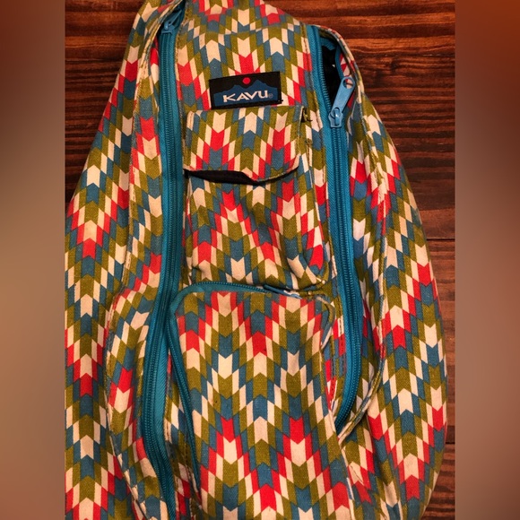 KAVU Rope Sling Bag (Garden Tile) - Picture 3 of 11